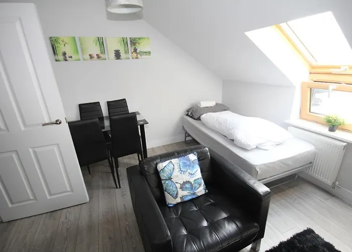 Holden Court Apartments - Apt 6